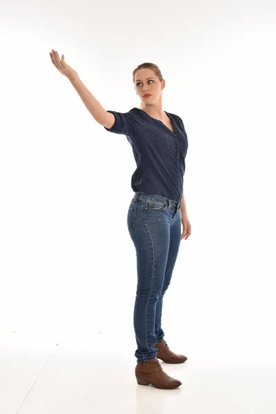 Ritratto Figura Intera Ragazza Che Indossa Semplice Camicia Blu Jeans — Foto Stock