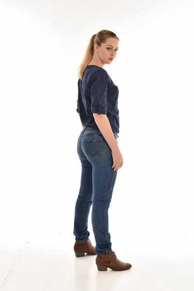 Портрет Девушки Простой Синей Рубашке Джинсах Стоящей Профиль Белом Фоне — стоковое фото