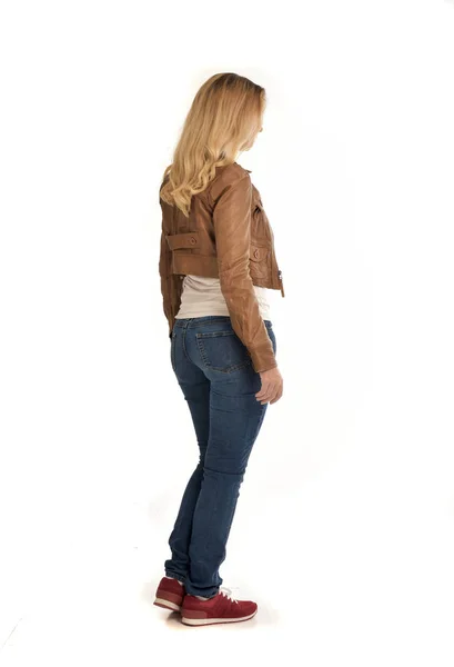 Retrato Comprimento Total Menina Loira Vestindo Casaco Marrom Jeans Postura — Fotografia de Stock