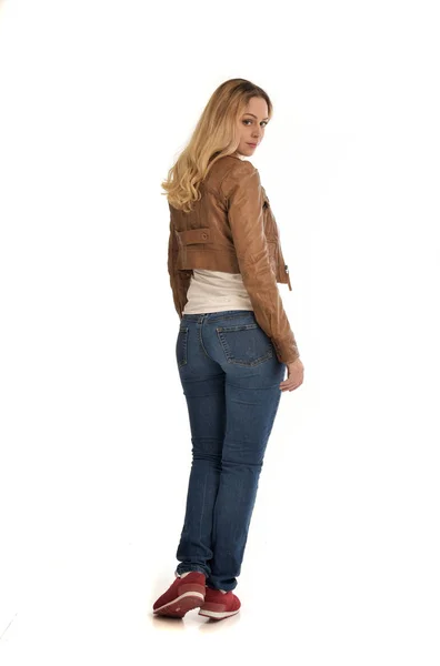 Retrato Longitud Completa Chica Rubia Con Chaqueta Marrón Jeans Pose — Foto de Stock