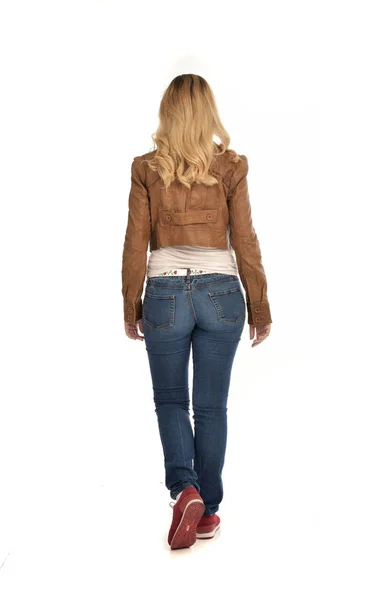Retrato Longitud Completa Chica Rubia Con Chaqueta Marrón Jeans Pose — Foto de Stock