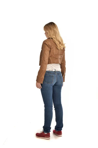 Retrato Longitud Completa Chica Rubia Con Chaqueta Marrón Jeans Pose — Foto de Stock