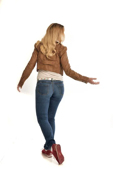 Retrato Longitud Completa Chica Rubia Con Chaqueta Marrón Jeans Pose — Foto de Stock