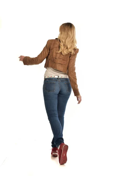 Full Längd Porträtt Blond Flicka Klädd Brun Jacka Och Jeans — Stockfoto