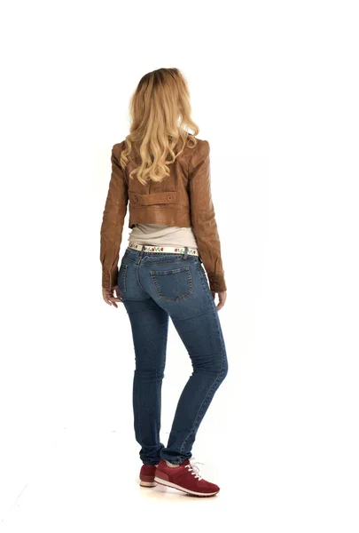Retrato Longitud Completa Chica Rubia Con Chaqueta Marrón Jeans Pose — Foto de Stock