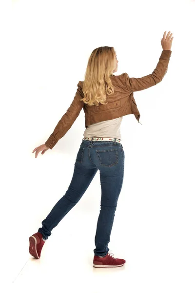 Ritratto Figura Intera Ragazza Bionda Che Indossa Giacca Marrone Jeans — Foto Stock