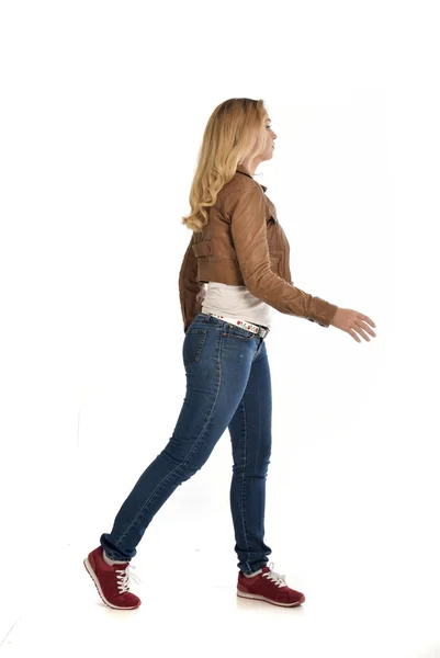 Full Längd Porträtt Blond Flicka Klädd Brun Jacka Och Jeans — Stockfoto