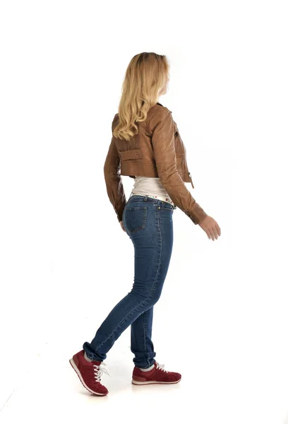 Retrato Longitud Completa Chica Rubia Con Chaqueta Marrón Jeans Pose — Foto de Stock