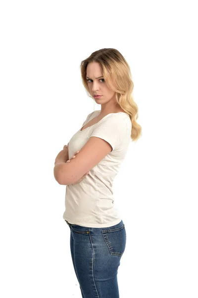 白いシャツを着て 彼女の腕を交差 ブロンドの女の子の肖像画 ホワイト スタジオの背景に分離 — ストック写真