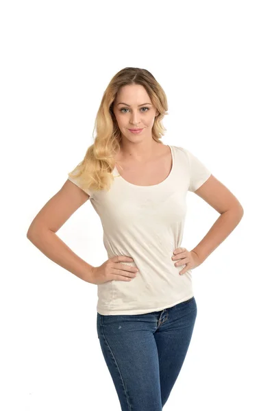 Retrato Menina Loira Vestindo Camisa Branca Expressão Feliz Isolado Fundo — Fotografia de Stock
