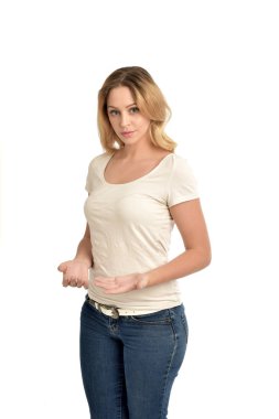Beyaz arka plan üzerinde izole beyaz gömlek giymiş sarışın kız portresi 3/4.