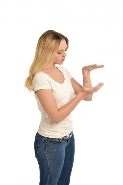 Beyaz arka plan üzerinde izole beyaz gömlek giymiş sarışın kız portresi 3/4.