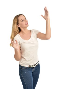 Beyaz arka plan üzerinde izole beyaz gömlek giymiş sarışın kız portresi 3/4.