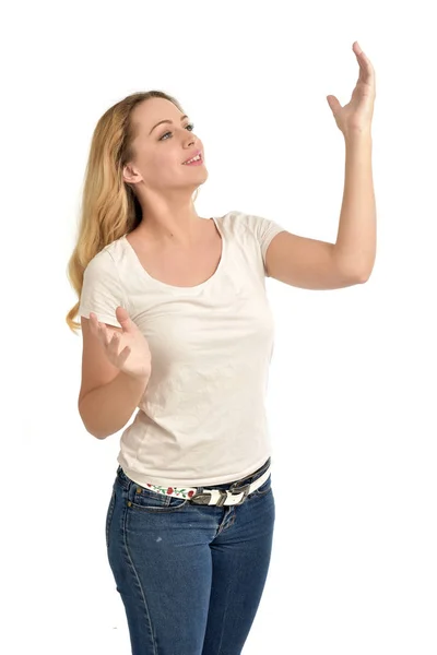 Retrato Una Chica Rubia Con Camisa Blanca Aislada Sobre Fondo — Foto de Stock