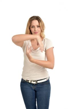 Beyaz arka plan üzerinde izole beyaz gömlek giymiş sarışın kız portresi 3/4.