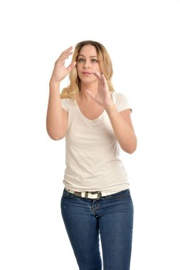 Beyaz arka plan üzerinde izole beyaz gömlek giymiş sarışın kız portresi 3/4.