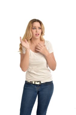 3/4 portre sarışın kız üzgün ifade beyaz gömlek giymiş. Beyaz arka plan üzerinde izole, silah vücut yakın yardım.