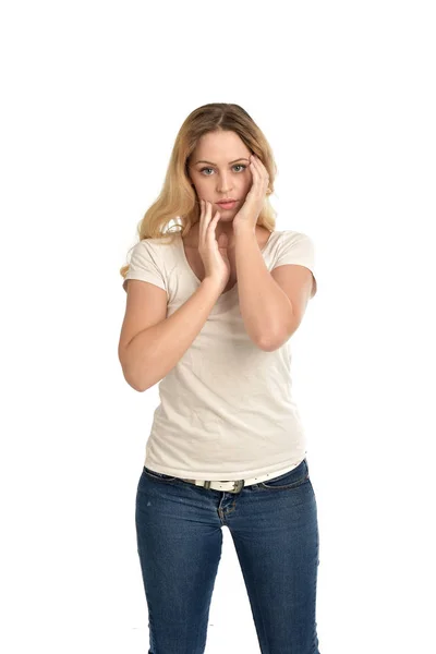 Retrato Niña Rubia Con Camisa Blanca Posando Con Las Manos — Foto de Stock