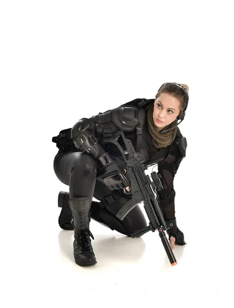 Full Length Portrait Female Wearing Black Tactical Armour Crouching Pose — Stock Photo, Image