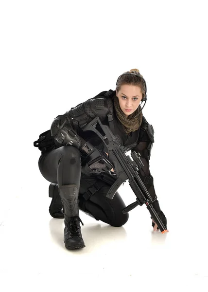 Full Length Portrait Female Wearing Black Tactical Armour Crouching Pose — Stock Photo, Image