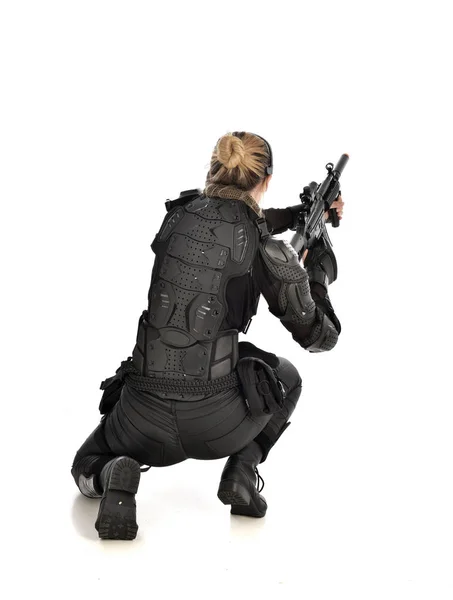 Full Length Portrait Female Wearing Black Tactical Armour Crouching Pose — Stock Photo, Image