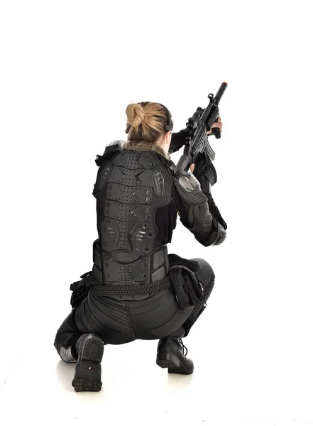 Portrait Complet Femme Portant Une Armure Tactique Noire Posant Accroupie — Photo