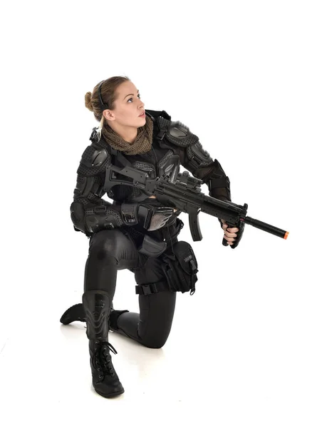 身穿黑色战术盔甲的女性全长肖像 手持武器 在白色演播室背景下被隔离 — 图库照片