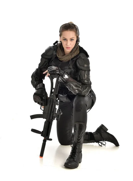 Full Length Portrait Female Wearing Black Tactical Armour Crouching Pose — Stock Photo, Image