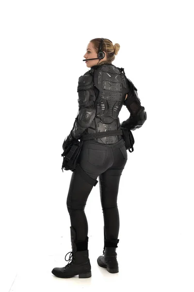 Ολόσωμο Πορτρέτο Του Γυναίκα Στρατιώτη Που Φορούσε Μαύρο Τακτικό Πανοπλία — Φωτογραφία Αρχείου