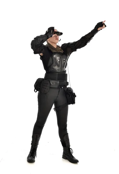 Ganzes Porträt Einer Soldatin Schwarzer Taktischer Rüstung Mit Fernglas Auf — Stockfoto