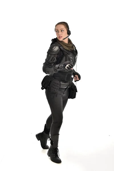 Portrait Complet Femme Soldat Portant Une Armure Tactique Noire Isolée — Photo