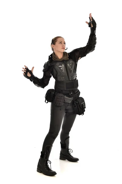 Ολόσωμο Πορτρέτο Του Γυναίκα Στρατιώτη Που Φορούσε Μαύρο Τακτικό Πανοπλία — Φωτογραφία Αρχείου