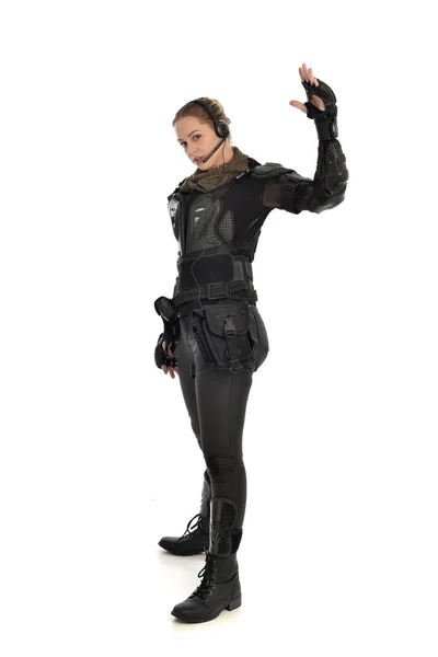 身穿黑色战术盔甲的女士兵全长肖像 在白色演播室背景下被隔离 — 图库照片