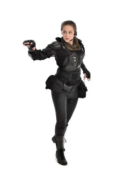 Ritratto Figura Intera Soldato Donna Con Armatura Tattica Nera Isolata — Foto Stock
