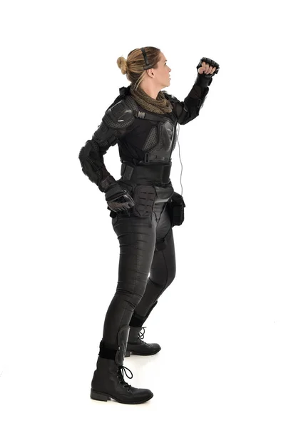 Ritratto Figura Intera Soldato Donna Con Armatura Tattica Nera Isolata — Foto Stock