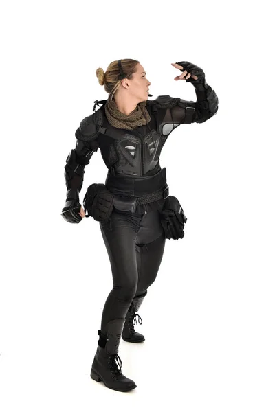 Portrait Complet Femme Soldat Portant Une Armure Tactique Noire Isolée — Photo