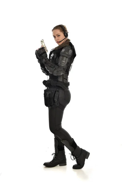 Портрет Женщины Солдата Чёрной Тактической Броне Держащей Пистолет Изолированный Белом — стоковое фото