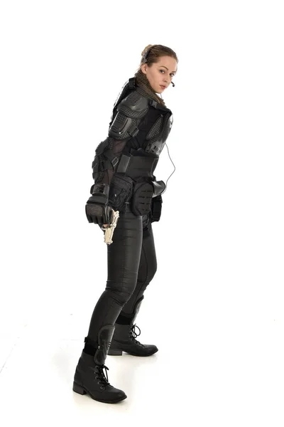 身穿黑色战术盔甲的女性士兵全长画像手持枪 在白色演播室背景下隔离 — 图库照片