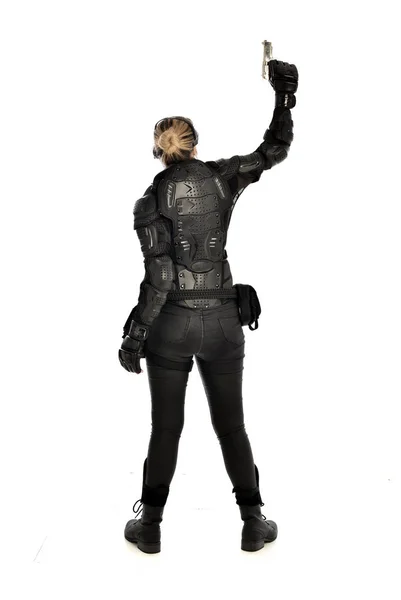 Ολόσωμο Πορτρέτο Του Γυναίκα Στρατιώτη Φορούσε Μαύρο Τακτικό Πανοπλία Κρατώντας — Φωτογραφία Αρχείου
