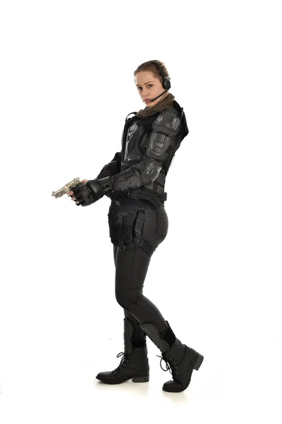 身穿黑色战术盔甲的女士兵全长画像 手持枪 在白色工作室背景下被隔离 — 图库照片