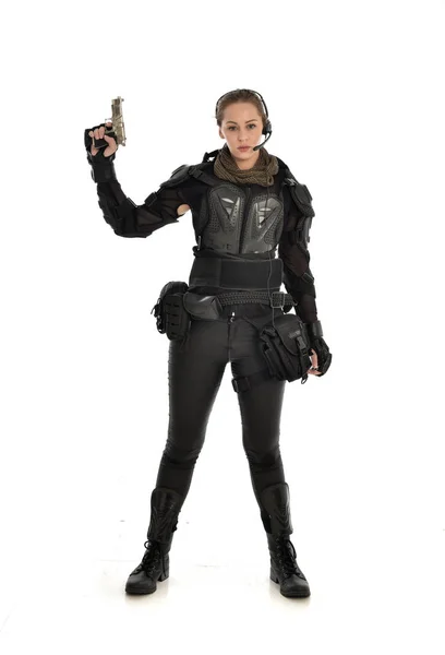 Портрет Жінки Солдата Чорній Тактичній Броні Тримає Пістолет Ізольований Білому — стокове фото