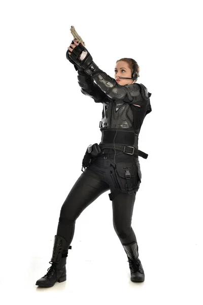 Портрет Жінки Солдата Чорній Тактичній Броні Тримає Пістолет Ізольований Білому — стокове фото