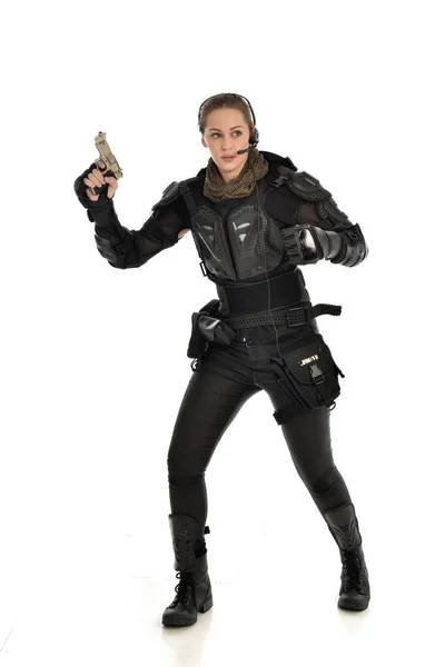 Ολόσωμο Πορτρέτο Του Γυναίκα Στρατιώτη Φορούσε Μαύρο Τακτικό Πανοπλία Κρατώντας — Φωτογραφία Αρχείου