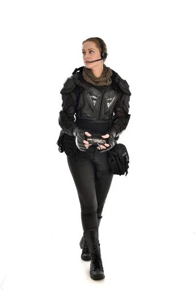 Volledige Lengte Portret Van Vrouwelijke Soldaat Het Dragen Van Zwarte — Stockfoto