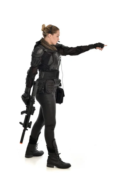 Портрет Жінки Солдата Чорній Тактичній Броні Який Тримає Гвинтівку Ізольований — стокове фото