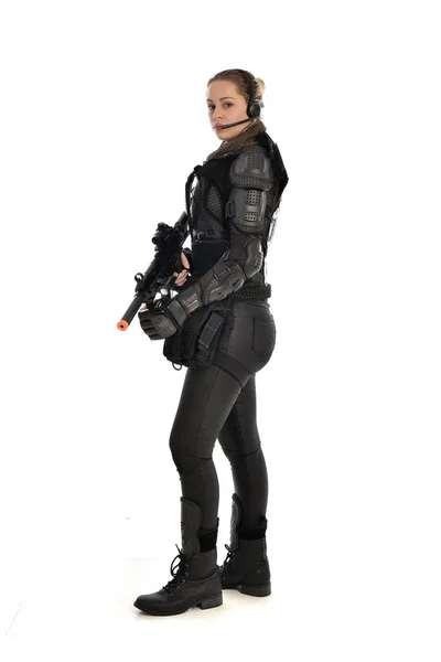 身穿黑色战术盔甲的女士兵全长画像 手持步枪 在白色工作室背景下被隔离 — 图库照片