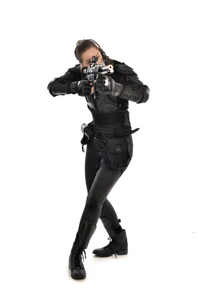 Retrato Cuerpo Entero Una Soldado Vestida Con Armadura Táctica Negra — Foto de Stock