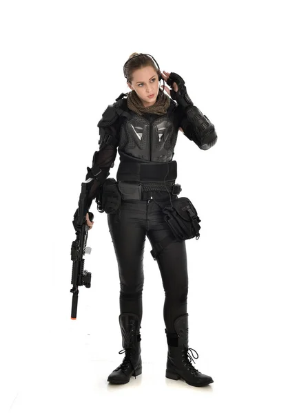 Teljes Hossza Portréja Női Katona Visel Fekete Taktikai Armour Tartja — Stock Fotó