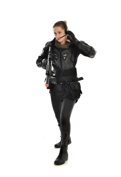 Retrato Cuerpo Entero Una Soldado Vestida Con Armadura Táctica Negra — Foto de Stock