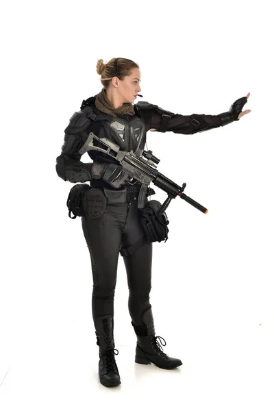 身穿黑色战术盔甲的女士兵全长画像 手持步枪 在白色工作室背景下被隔离 — 图库照片